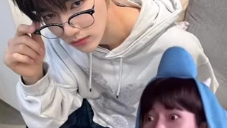 هانبین درحال انتخاب صندلی برای نشستن: