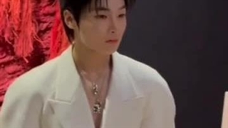 حضور آی ان ( STRAY KIDS) در فشن شو الکساندر مک کوئین♡♡