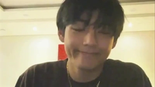 ایشونم 3بار امد لایوو.موهاشم مشکی کر.کپ بسیار مهم.