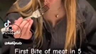 واکنش دختر گیاهخوار به خوردن استیک گوشت!