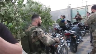 لحظه آماده سازی رزمندگان فلسطینی برای ورود به سرزمین‌های اشغالی با موتور - طوفان الاقصی