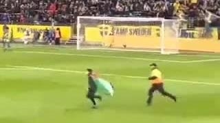 در حمایت از مردم مظلوم غزه با پرچم فلسطین در وسط زمین فوتبال - طوفان الاقصی