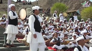 اجرای نوایی توسط 70 نوازنده آقا و خانم بیاد استاد عثمان خوافی در شهرستان خواف توسط گروه هم نوایان نوایی