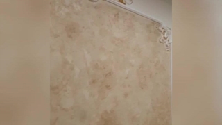 اجرای طرح سنگ وسط قاب گچبری وپتینه