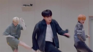 تیک تاک جونگکوک (BTS) با TXT ♡♡ ( آهنگ Standing next to you)