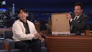 آپدیت چنل یوتیوب the tonight show با مصاحبه جونگکوک و یاد دادن رقص اهنگ standing next to you توسط جونگکوک ب جیمی.