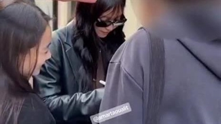 منتشر شده از جنی در پاریس درحال امضا کردن آلبوم فن ها