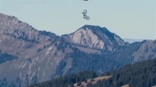 پرش با موتور سیکلت،و چتر بازی