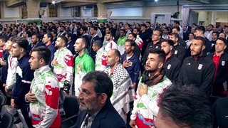 ورود رهبر انقلاب به حسینیه امام خمینی(ره) در بین ورزشکاران و اجرای سرود جمهوری اسلامی ۱۴۰۲/۹/۱