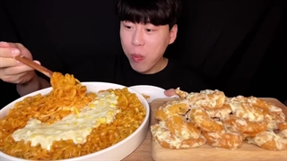 اسمرفود/خوردن نودل/پنیرپیتزا و ذرت/میگو