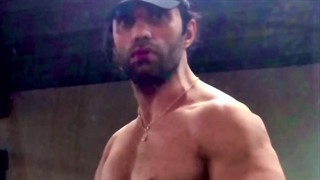 هادی اکبری مربی بدنسازی نچرال