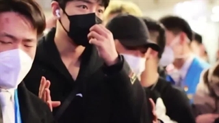 رفتار وحشتناک پاپارازی و فیک فن ها توی فرودگاه با شیائوجان