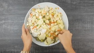 طرز تهیه سالاد الویه با نخود فرنگی