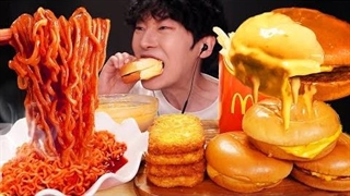 اسمرفود SIO asmr ( سیو ) : چالش خوردن همبرگر مگ دونالد و سیب زمینی و هش براونز ( کوکو سیب زمینی ) ( موکبانگ ) - موج کره ای