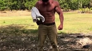 مرموزترین پاورلیفتینگ کار جهان که همیشه صورتش را می‌پوشاند