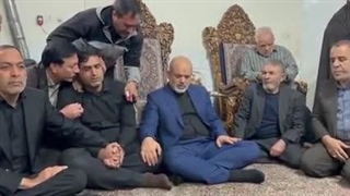 دیدار وزیر کشور با خانواده‌ای که ۹ نفر در حادثه تروریستی کرمان به شهادت رسیدند