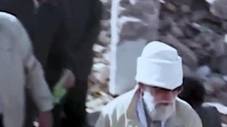 تصاویر رهبر انقلاب در زلزله بم با حضور شهیدان حاج قاسم و حاج احمد کاظمی