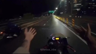 من موتو دوست دارم اونم موتور داره یهو